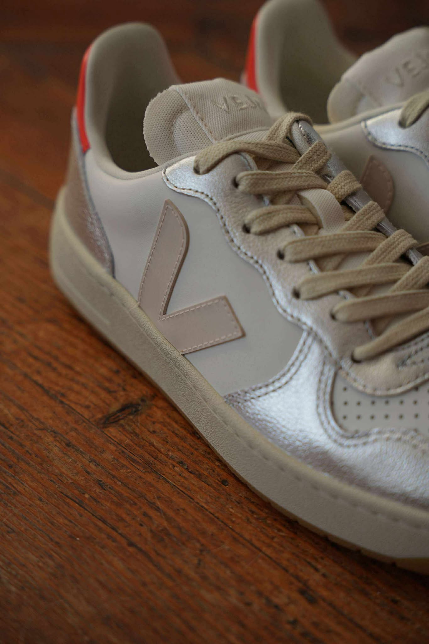 Veja V10 leather white pierre silver