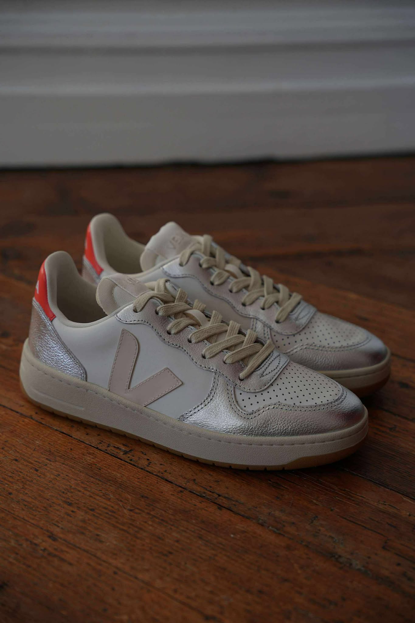 Veja V10 leather white pierre silver